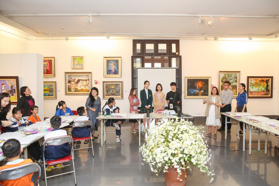 Lớp học vẽ này nằm trong chuỗi hoạt động của dự án phi lợi nhuận L’ âme nhằm giúp các bạn trẻ khơi gợi tiềm năng và niềm đam mê nghệ thuật. (Ảnh: Minh Sơn/Vietnam+)