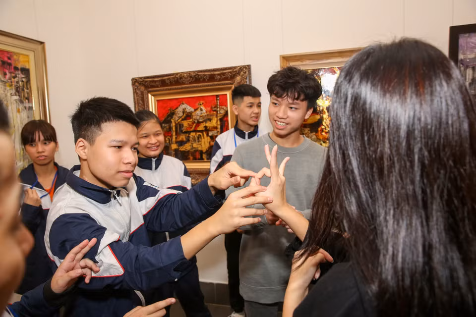 Ngoài ra, các bạn còn được học về ngôn ngữ ký hiệu để dễ dàng giao tiếp với những bạn nhỏ bị khiếm thính, câm điếc. (Ảnh: Minh Sơn/Vietnam+)