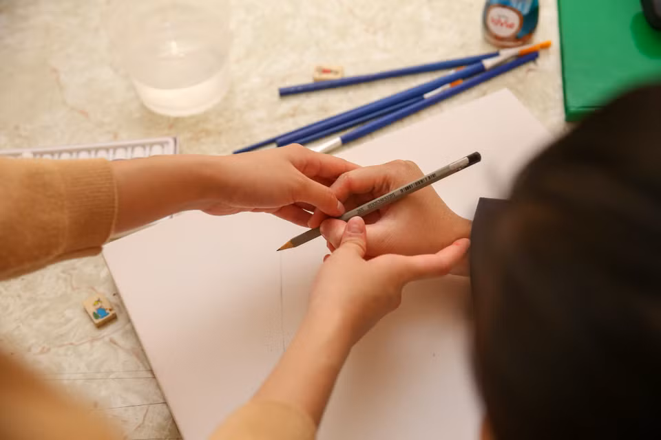 4 hoạ sỹ nhí sẽ trực tiếp hướng dẫn khách mời cách vẽ ở nhiều phong cách, trường phái khác nhau. (Ảnh: Minh Sơn/Vietnam+)