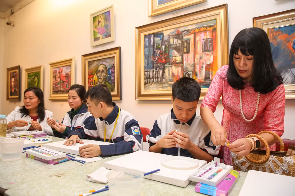 25 bạn nhỏ đến từ trường Phổ thông Cơ sở Dân lập Dạy trẻ câm điếc Hà Nội sẽ được lắng nghe và cùng chia sẻ về tình yêu và những trải nghiệm của bản thân với hội hoạ. (Ảnh: Minh Sơn/Vietnam+)