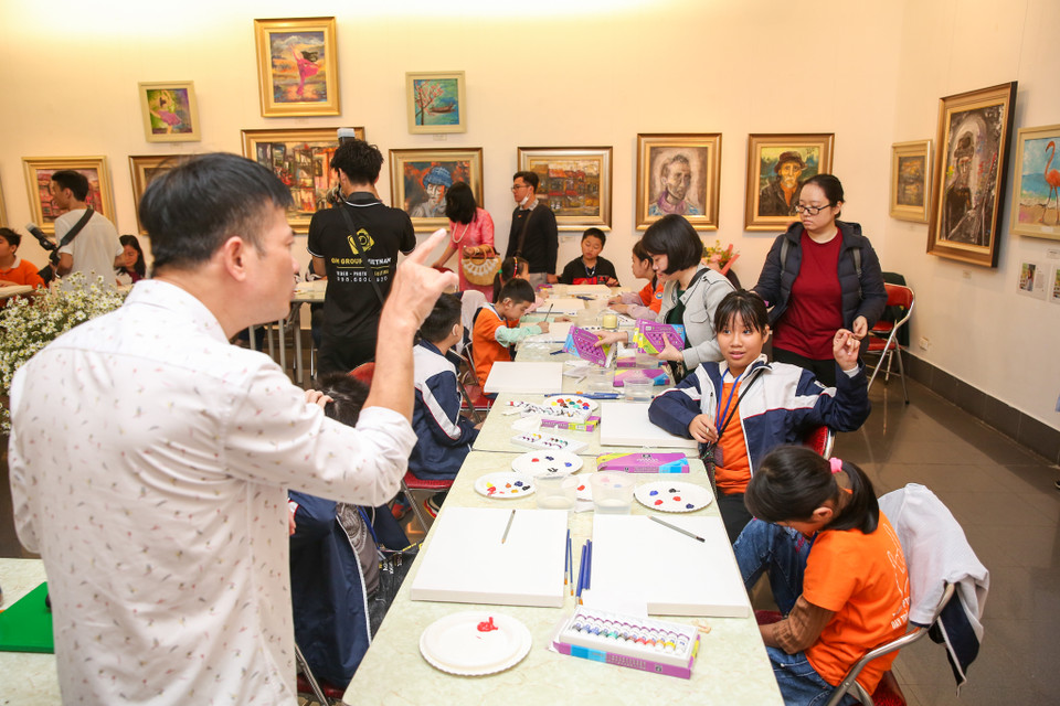 Mặc dù vướng rào cản về giao tiếp nhưng vẫn không ngăn được niềm yêu thích, hứng khởi của các bạn nhỏ với hội hoạ. (Ảnh: Minh Sơn/Vietnam+)