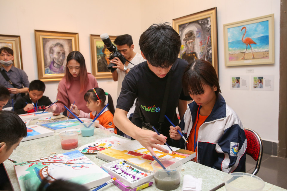 Bạn Nguyễn Quang Minh (15 tuổi, Trường Marie Curie) đồng thời là Trưởng ban tổ chức dự án L’ âme hào hứng chia sẻ đây là buổi workshop đầu tiên của dự án và em mong trong thời gian tới sẽ có thêm nhiều buổi chia sẻ về hội hoạ như thế này. (Ảnh: Minh Sơn/Vietnam+)