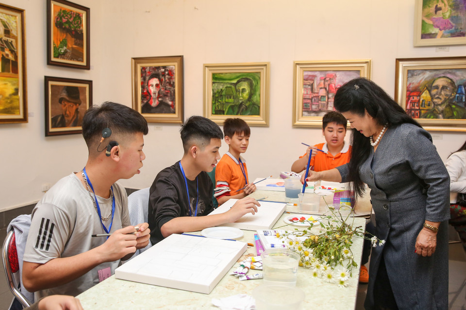 Buổi hướng dẫn dạy vẽ này nằm trong triển lãm tranh vinh danh 100 năm Bùi Xuân Phái của nữ hoạ sỹ Văn Dương Thành và 4 hoạ sỹ nhí. (Ảnh: Minh Sơn/Vietnam+)