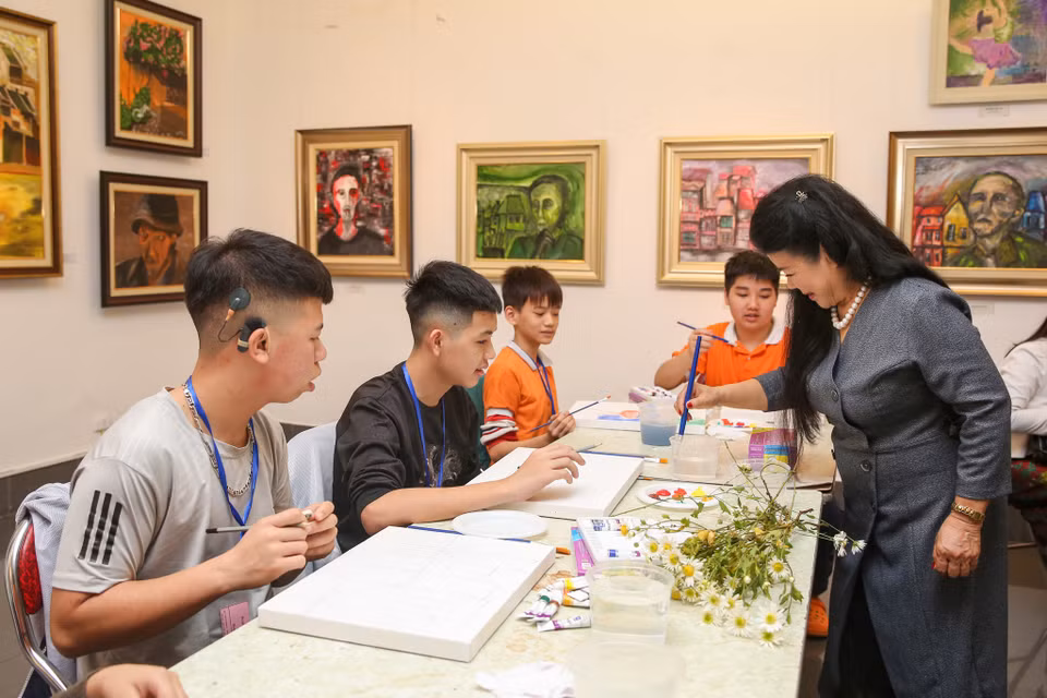 Buổi hướng dẫn dạy vẽ này nằm trong triển lãm tranh vinh danh 100 năm Bùi Xuân Phái của nữ hoạ sỹ Văn Dương Thành và 4 hoạ sỹ nhí. (Ảnh: Minh Sơn/Vietnam+)