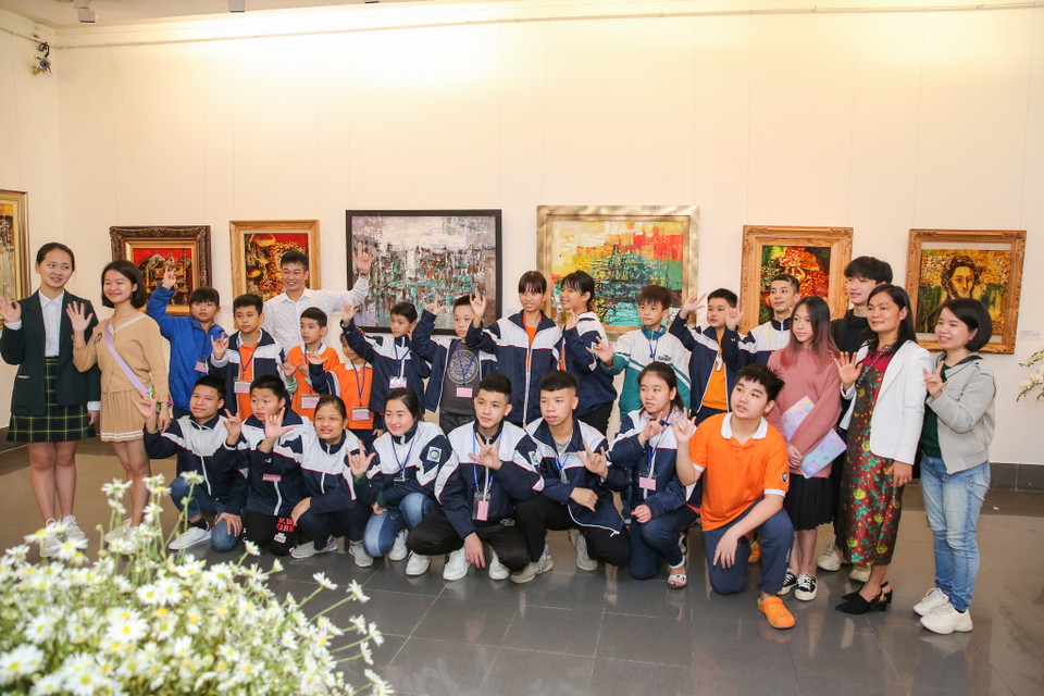 Lớp học vẽ tuy ngắn ngủi nhưng đã dễ dàng kéo gần các bạn nhỏ lại với nhau hơn. Các bạn nhỏ được thấu hiểu và sẻ chia với những người bạn đồng trang lứa có hoàn cảnh không may mắn như mình. (Ảnh: Minh Sơn/Vietnam+)