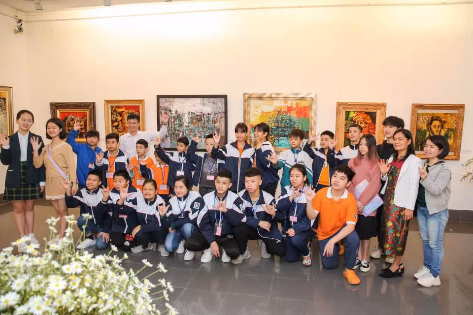 Lớp học vẽ tuy ngắn ngủi nhưng đã dễ dàng kéo gần các bạn nhỏ lại với nhau hơn. Các bạn nhỏ được thấu hiểu và sẻ chia với những người bạn đồng trang lứa có hoàn cảnh không may mắn như mình. (Ảnh: Minh Sơn/Vietnam+)