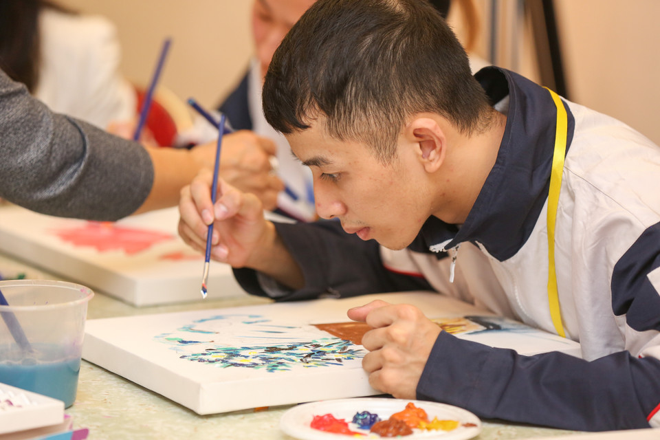 L' âme trong tiếng Pháp có nghĩa là tâm hồn. Những bạn nhỏ sáng lập ra dự án mong muốn đưa thông điệp 'Nghệ thuật không đơn thuần là thưởng thức cái đẹp, nghệ thuật giúp chúng ta xoa dịu tâm hồn' đến rộng rãi với cộng đồng, đặc biệt là các bạn trẻ có hoàn cảnh khó khăn. (Ảnh: Minh Sơn/Vietnam+)