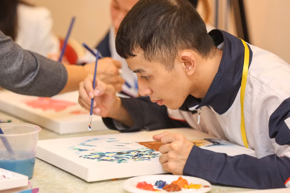 L' âme trong tiếng Pháp có nghĩa là tâm hồn. Những bạn nhỏ sáng lập ra dự án mong muốn đưa thông điệp 'Nghệ thuật không đơn thuần là thưởng thức cái đẹp, nghệ thuật giúp chúng ta xoa dịu tâm hồn' đến rộng rãi với cộng đồng, đặc biệt là các bạn trẻ có hoàn cảnh khó khăn. (Ảnh: Minh Sơn/Vietnam+)