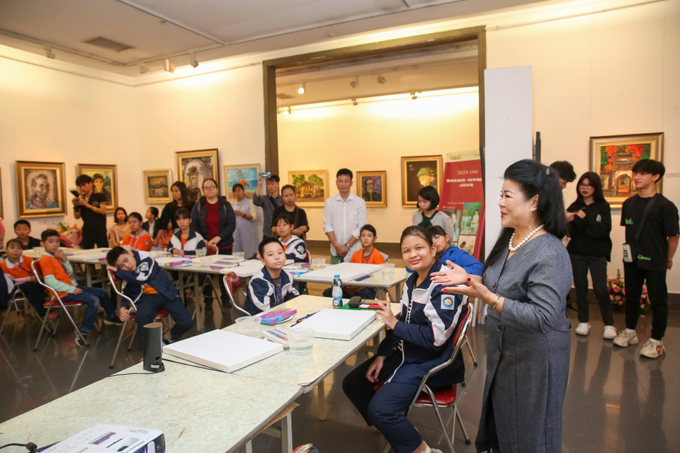 Đây là lớp dạy vẽ của 4 hoạ sỹ nhí đến từ trường Marie Curie được mang tên 'Nét cọ trẻ thơ'. (Ảnh: Minh Sơn/Vietnam+)