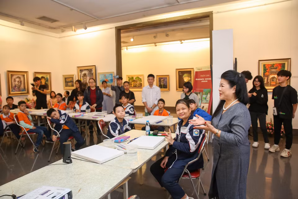 Đây là lớp dạy vẽ của 4 hoạ sỹ nhí đến từ trường Marie Curie được mang tên 'Nét cọ trẻ thơ'. (Ảnh: Minh Sơn/Vietnam+)