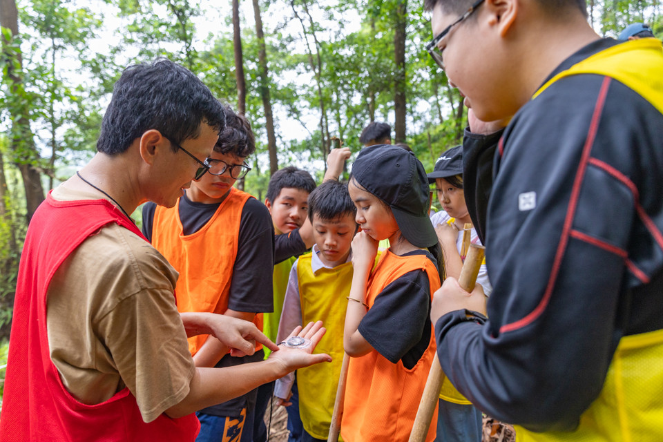 Anh Phan Mạnh Hà, chủ nhiệm trại hè Teenscamp Vượt khó thành công cho biết các hoạt động kỹ năng sinh tồn, các chuỗi trò chơi, team building tại trại hè sẽ giúp các em nhỏ từ 8-15 tuổi rèn luyện và hiểu sâu hơn về cách để tồn tại trong những môi trường khác nhau. (Ảnh: Minh Sơn/Vietnam+)