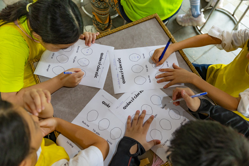 Chị Trang cho biết các bạn nhỏ đang trong lứa tuổi trước và trong độ tuổi dậy thì nên có những bước chuyển về mặt tâm lý, nhiều bạn không sẵn sáng mở lòng mình. Tuy nhiên, sau những buổi chia sẻ chân thành và tạo dựng được sự tin tưởng, các bạn đã sẵn sàng mở lòng, chia sẻ. (Ảnh: Minh Sơn/Vietnam+)