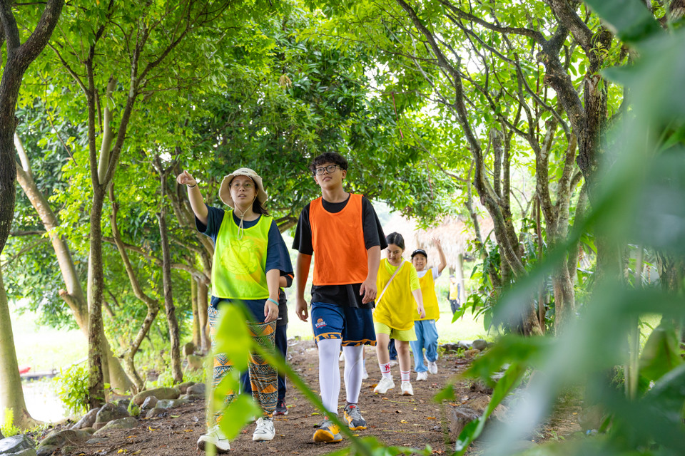 Trẻ em đặc biệt các nhỏ ở thành phố lớn luôn được sống trong một môi trường an toàn, ít có cơ hội được va chạm với những môi trường khắc nghiệt. Chính vì vậy, một số trại Hè về kỹ năng sinh tồn đã ra đời để giúp các bạn nhỏ luôn giữ được sự an toàn nếu vô tình rơi vào những hoàn cảnh khó khăn khác nhau. (Ảnh: Minh Sơn/Vietnam+)