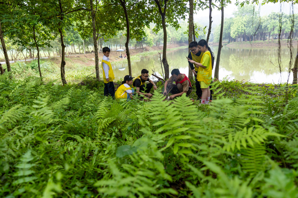 Với tiêu chí an toàn là số 1 nên cứ mỗi 4-5 trại sinh sẽ có một thầy cô quản lý trực tiếp 24/24 giờ trong suốt thời gian tham gia trại Hè. Ban quản lý cũng đã chuẩn bị các phương án, tình huống để đảm bảo an toàn cho các con, bao gồm cả nhân viên y tế luôn sẵn sàng ứng cứu khi cần thiết. (Ảnh: Minh Sơn/Vietnam+)