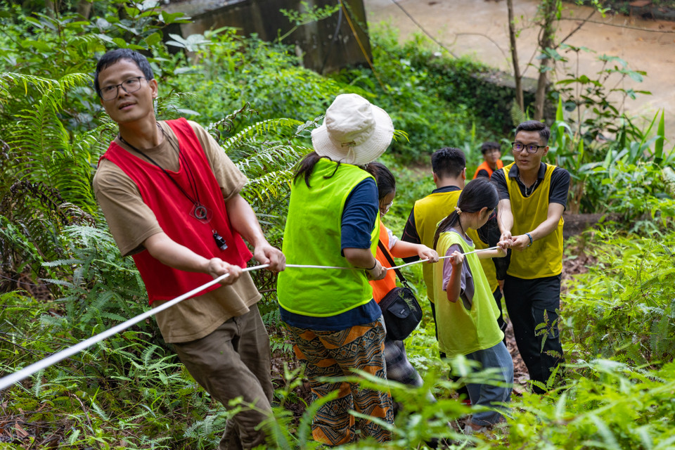 Khác với những trại Hè khác, trại hè sinh tồn là một khái niệm khá mới lạ đối với nhiều bạn nhỏ. Đây là nơi có thể dạy các bạn kĩ năng sinh tồn để duy trì sự sống trong bất kì hoàn cảnh và môi trường nào. (Ảnh: Minh Sơn/Vietnam+)