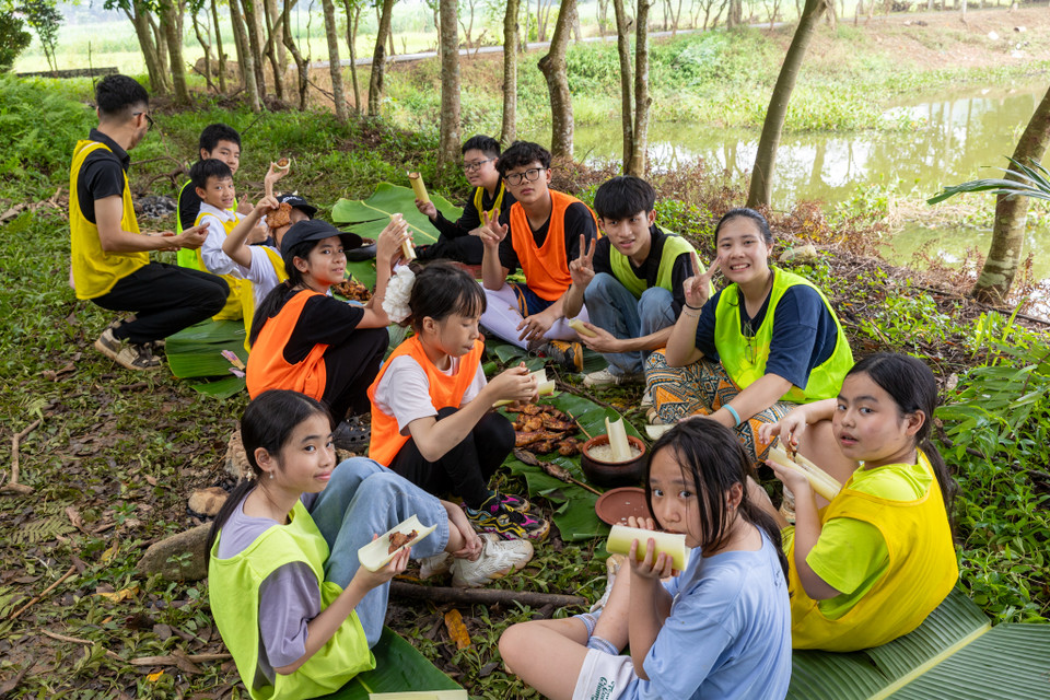 Trại Hè sinh tồn sẽ dạy các em tính kiên nhẫn, sự kiên trì và sự tự tin. Các bạn sẽ học cách tin tưởng vào khả năng của chính mình và vượt qua những tình huống khó khăn một cách hiệu quả. Những kỹ năng này có thể được áp dụng cả vào trong cuộc sống không chỉ các hoạt động trong tự nhiên. (Ảnh: Minh Sơn/Vietnam+)