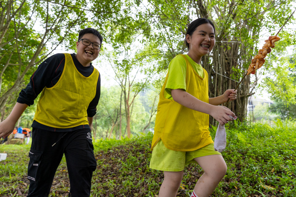 Trại Hè sinh tồn vượt khó tạo ra những trải nghiệm đáng nhớ và quan trọng nhất là kết nối các bạn nhỏ với nhau. Để đạt được mục tiêu của mình, các bạn không chỉ cần học các kỹ năng sinh tồn mà còn cần phải tương tác với những người khác trong nhóm của mình. (Ảnh: Minh Sơn/Vietnam+)
