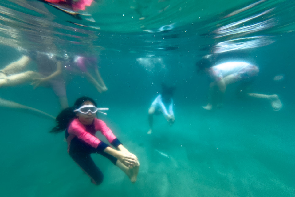 Những kỹ năng tự bảo vệ bản thân như phòng tránh kẻ xấu dụ dỗ, lừa đảo, làm tổn hại đến bản thân; phòng tránh bị lạm dụng tình dục; bạo lực học đường cả về tâm lý và tác động thể xác; tự vệ khi bị tấn công; phòng cháy chứa cháy an toàn cho bản thân; thoát nạn khi có hỏa hoạn; phòng tránh để bản thân bị đuối nước; kỹ năng cứu đuối an toàn cho bản thân; tự cứu mình khi gặp nguy hiểm trong môi trường nước; kỹ năng sinh tồn trong rừng; sơ cứu chấn thương; sinh tồn trong môi trường mạng xã hội... đều được chia sẻ tại trại Hè này. (Ảnh: Minh Sơn/Vietnam+)