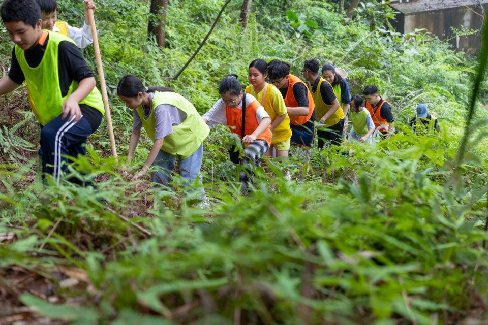 "Các con sẽ được trải nghiệm thực tế khi vượt qua nỗi sợ, vượt qua những thử thách đầy khó khăn mà trước giờ có thể các con rất ngại thực hiện hoặc nghĩ mình không vượt qua được nhưng khi đã vượt qua thì vỡ oà, đầy tự hào về bản thân," anh Hà cho hay. (Ảnh: Minh Sơn/Vietnam+)