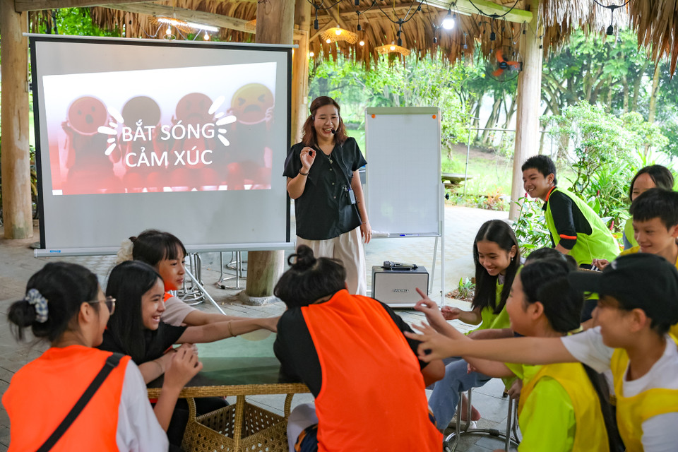 Tại trại Hè, bên cạnh các hoạt động trải nghiệm sinh tồn thực tế, các bạn nhỏ cũng sẽ được học các kỹ năng mềm như quản lý cảm xúc, học kỹ năng tạo động lực và xác định mục tiêu trong học tập,...với cô giáo là Lại Vũ Kiều Trang – giảng viên chuyên ngành tâm lý học (Khoa Kiến thức Cơ bản, Đại học Văn hóa Hà Nội). (Ảnh: Minh Sơn/Vietnam+)