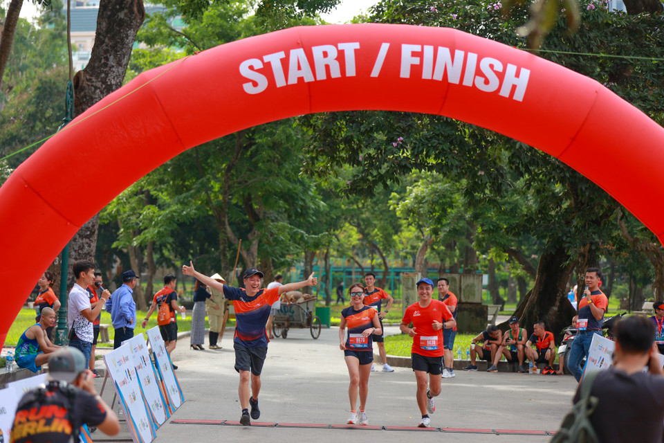 Mặc dù chương trình diễn ra trong điều kiện thời tiết khá oi bức song nhiều vận động viên vẫn hoàn thành chặng đua nhanh chóng. (Ảnh: Minh Sơn/Vietnam+)