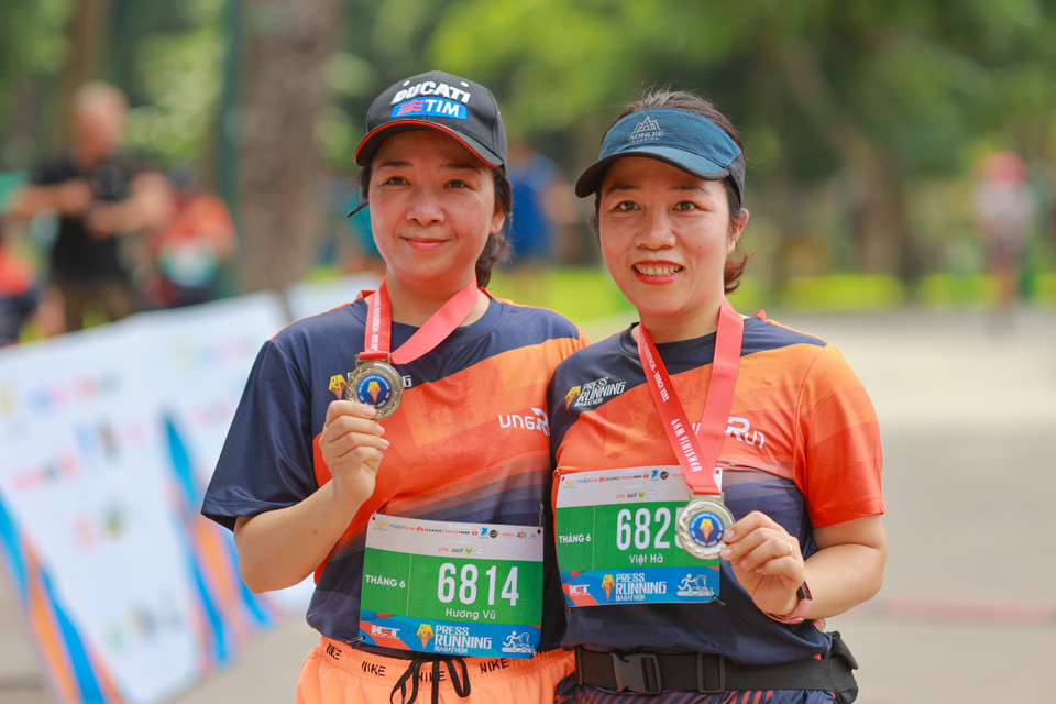 Niềm vui của các nữ nhà báo khi hoàn thành quãng đường chạy. (Ảnh: Minh Sơn/Vietnam+)