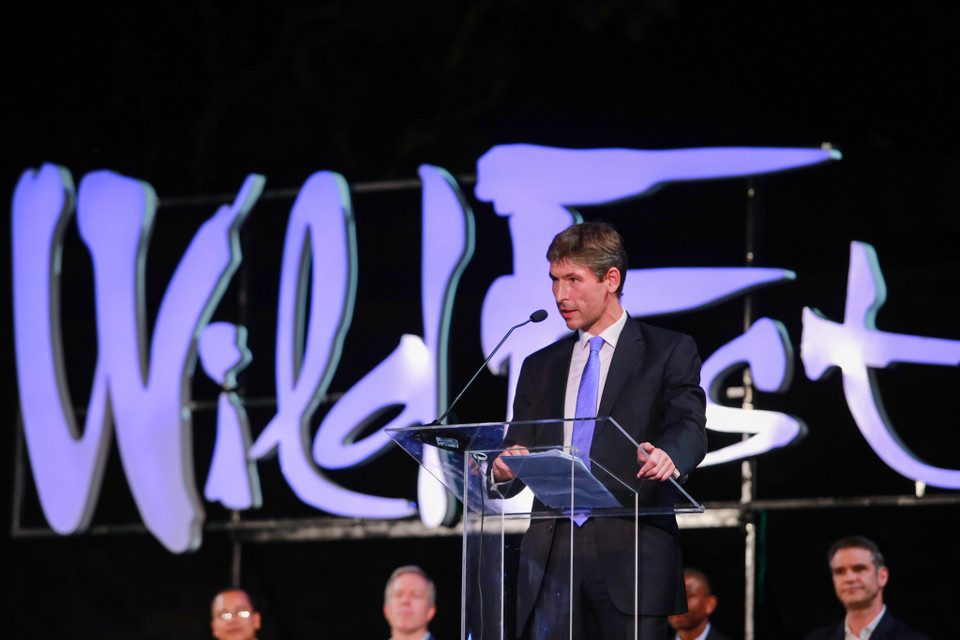 Đại sứ Anh tại Việt Nam Giles Lever phát biểu, ông hy vọng các bạn trẻ lên tiếng để chống lại nạn săn bắn, buôn bán để bảo vệ loài tê giác quý hiếm. (Ảnh: Minh Sơn/Vietnam+)