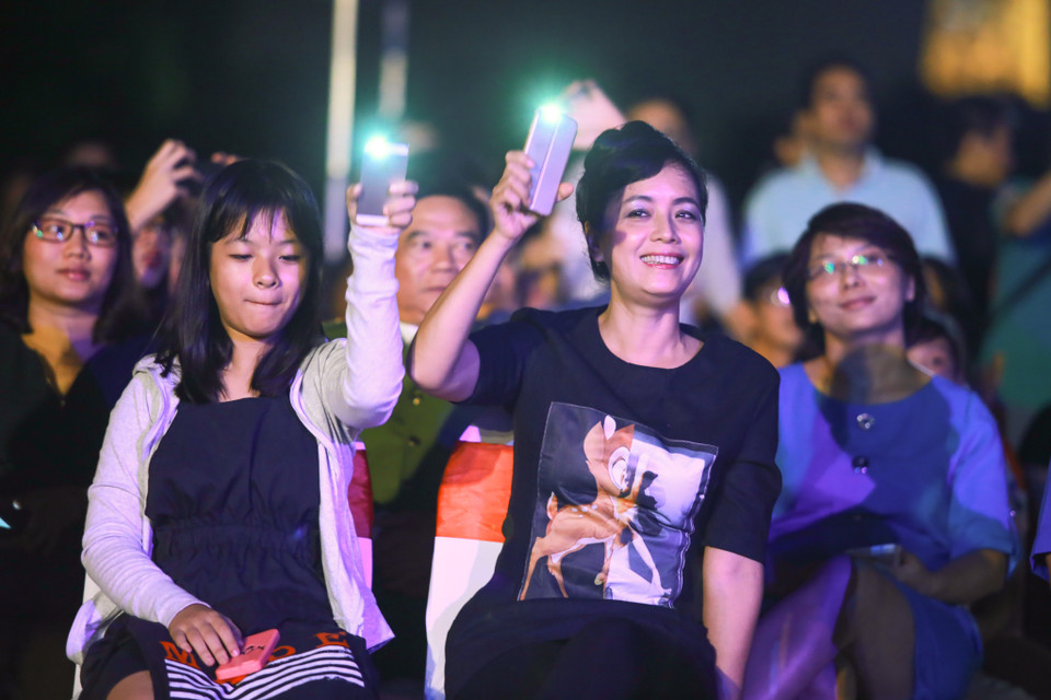 Nghệ sỹ Ưu tú Chiều Xuân cùng con gái hào hứng tham gia chương trình. (Ảnh: Minh Sơn/Vietnam+)