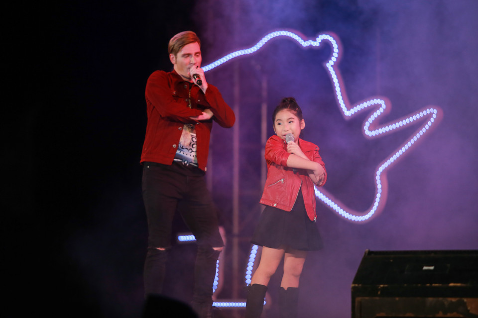 Bộ đôi Kyo York – Uyên Nhi khuấy động khán giả với hai ca khúc 'Đừng ngồi yên trong bóng tối' và Party Rock. (Ảnh: Minh Sơn/Vietnam+)