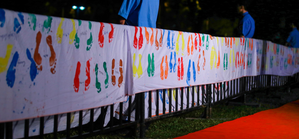 Hàng ngàn bạn trẻ đã cùng nhau in các dấu chân lên vải để thể hiện sự ủng hộ việc bảo vệ loài tê giác. (Ảnh: Minh Sơn/Vietnam+)