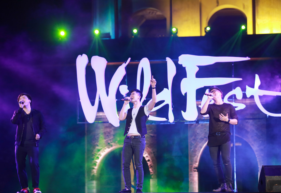 Bộ ba ca sỹ trẻ Đinh Mạnh Ninh, Tô Minh Đức và Phạm Tiến Mạnh đồng điệu với nhau trong ca khúc One Love để thể hiện cho tinh thần cùng hành động tạo sự thay đổi. (Ảnh: Minh Sơn/Vietnam+)