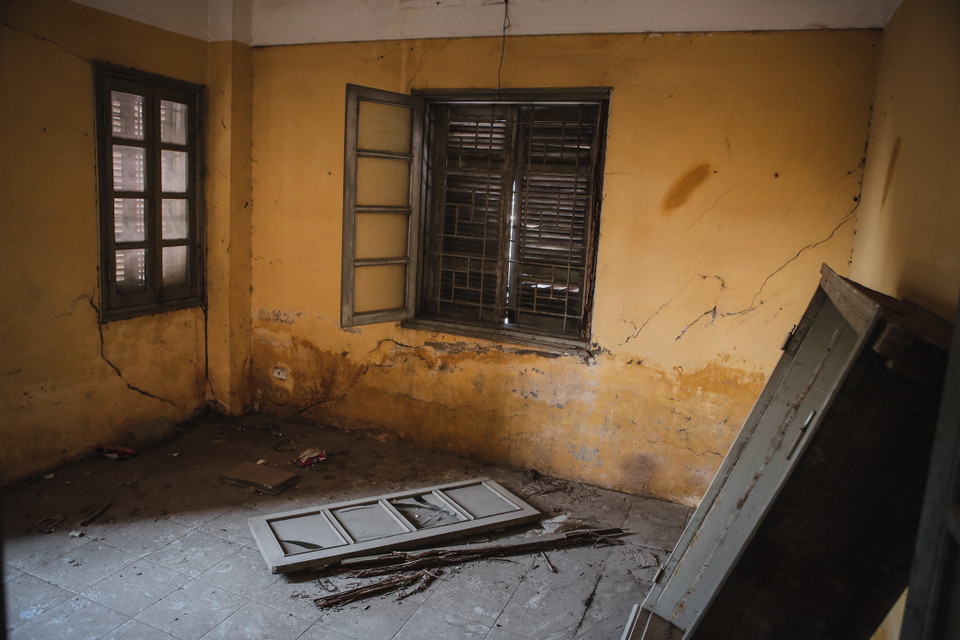 Một số hộ dân đã dọn nhà đi chỗ khác vì không chịu nổi cảnh sống nơi đây. Theo quan sát, mặc dù mới xây được hơn 10 năm nhưng tòa nhà đã xảy ra tình trạng xuống cấp, tường vữa nứt nẻ, gỗ bị mối mọt xâm hại. (Ảnh: Minh Sơn/Vietnam+)