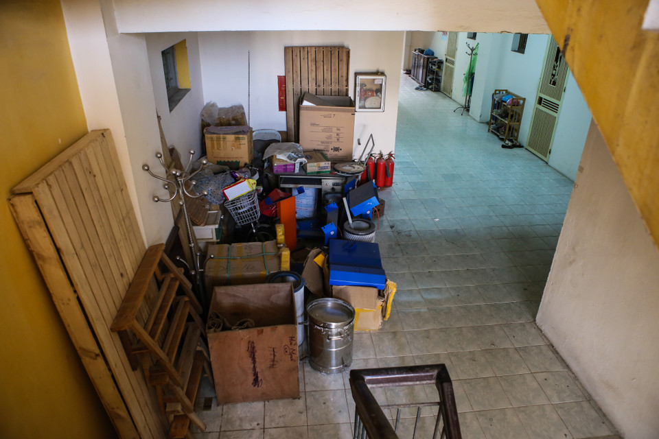 Dọc hành lang, người dân bày đồ tràn lan vì phòng chật chội không đủ chỗ để. (Ảnh: Minh Sơn/Vietnam+)