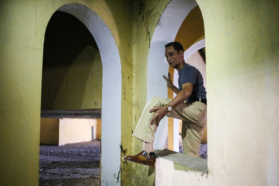 Ông Chu Văn Huấn (62 tuổi), một thương binh sống tại tầng 11 tòa nhà rất bức xúc cho biết: ‘Cả 2 chân tôi đều là chân giả, hàng ngày phải bò từ tầng thượng đơn nguyên 1 sang đơn nguyên 2 để đi thang máy rất khổ sở, không biết tình trạng này còn đến bao giờ.’ (Ảnh: Minh Sơn/Vietnam+)