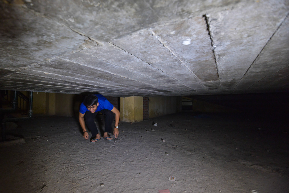 Những hộ dân thuộc đơn nguyên I muốn đi xuống bằng thang máy nhất là những người từ tầng 8 trở lên họ buộc phải đi bộ lên tầng 11, chui qua gầm bể nước của tòa nhà rồi đi nhờ thang máy duy nhất còn hoạt động bên đơn nguyên II. (Ảnh: Minh Sơn/Vietnam+)