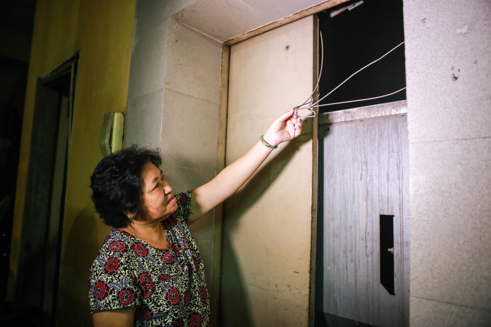 Vị trí chiếc thang máy rơi tự do. Bà Dần cho biết không một ai dám sử dụng nữa. (Ảnh: Minh Sơn/Vietnam+)