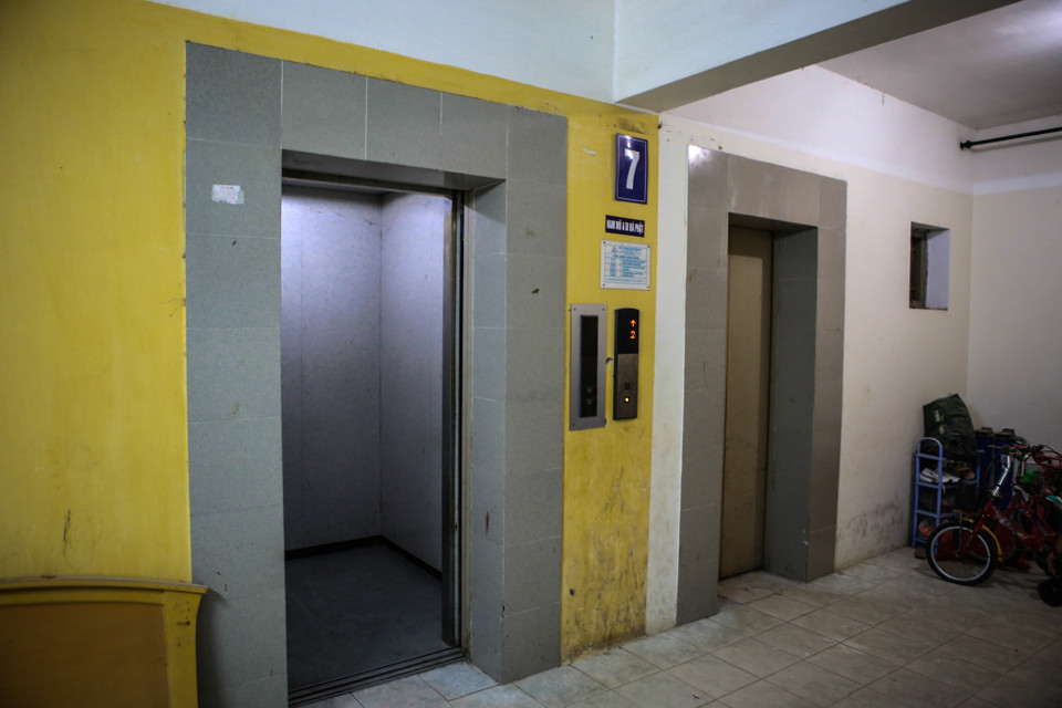 Hai thang máy tại đơn nguyên II, một chiếc bị hỏng hoàn toàn cửa lúc nào cũng mở toang. Chiếc còn lại hoạt động chập chờn không ổn định. (Ảnh: Minh Sơn/Vietnam+)