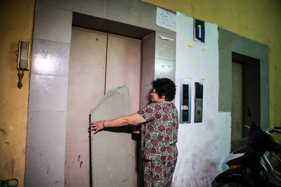 Bà Lê Thị Dần (66 tuổi) tổ trưởng tổ 83 khu nhà này cho biết, thang máy hỏng cách đây một tháng. Các đơn vị chức năng đã xuống kiểm tra nắm bắt được hiện trạng ngay hôm xảy ra vụ việc và hứa sẽ duyệt kinh phí để sửa chữa nhưng từ hôm ấy đến nay không ai giải quyết dù bà đã mang đơn kêu cứu khắp nơi. (Ảnh: Minh Sơn/Vietnam+)