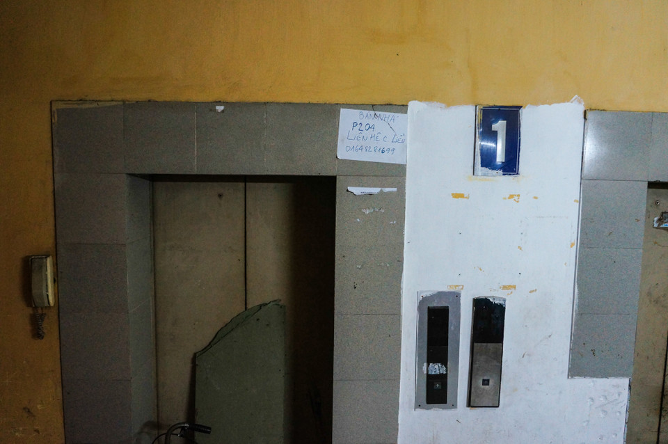 Cư dân sống ở tòa nhà này cho hay vào khoảng 15 giờ ngày 11/10 vừa qua, một nhóm 5 người gồm cả trẻ em và bà bầu đang đi từ tầng 11 thì bất ngờ thang đứt cáp và rơi tự do xuống tầng 1, rất may không ai bị sao nhưng từ hôm ấy rất nhiều người dân chấp nhận leo bộ cả chục tầng bị sợ. (Ảnh: Minh Sơn/Vietnam+)