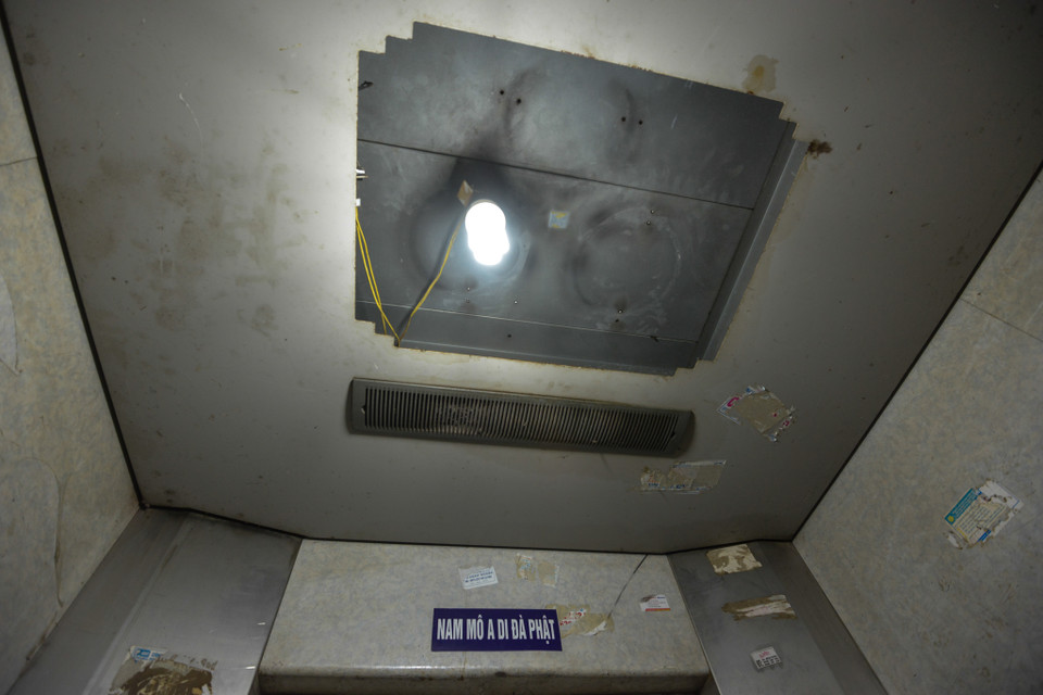 Trong thang máy, người dân dán chữ ‘Nam mô a di đà Phật’ để mong không xảy ra sự cố gì khi sử dụng. (Ảnh: Minh Sơn/Vietnam+)