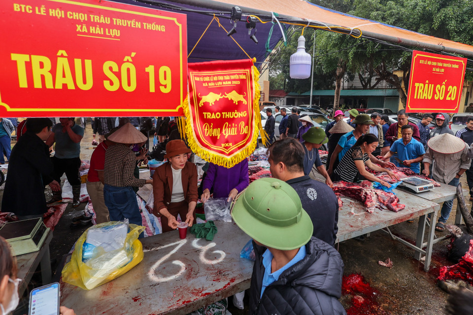 Kết thúc lễ hội, các 'ông Cầu' đều được giết thịt để bán cho du khách thập phương và người dân làng liên hoan tập thể, ăn để lấy may trong một năm. Ai cũng mong được thưởng thức món thịt trâu và mong một năm mới có sức khoẻ. (Ảnh: Minh Sơn/Vietnam+)