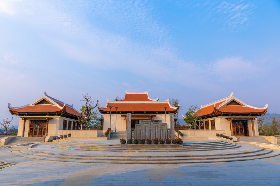 Không gian tâm linh gồm đền thờ chính, nhà tiền tế, 2 khối Tả vu, hữu vu tất cả đều làm bằng gỗ Lim. Không gian thờ tự tại Đền thờ chính như chiếc cầu nối linh thiêng giữa cuộc sống hiện tại của con người với cõi thiêng của đất trời, là nhịp cầu vô hình nối kết, giao hòa giữa hai cõi âm dương. (Ảnh: Minh Sơn/Vietnam+)