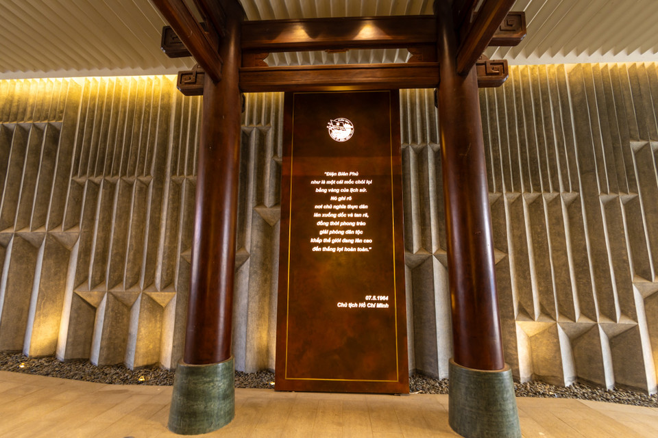 Ở giữa đường hầm có 4 cây cột tượng trưng cho tứ trụ có khắc trích dẫn lời của Chủ tịch Hồ Chí Minh và Đại tướng Võ Nguyên Giáp nhân dịp kỷ niệm 10 năm Chiến thắng Điện Biên Phủ. Những giá trị cốt lõi yêu nước cùng sự lãnh đạo tài tình của Đảng, Bác Hồ và Đại tướng Võ Nguyên Giáp đã đưa cuộc kháng chiến đi đến thắng lợi. (Ảnh: Minh Sơn/Vietnam+)