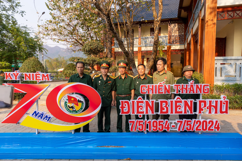 Tại khu di tích Sở Chỉ huy Chiến dịch Điện Biên Phủ có một khu vực thờ tự Đại tướng Võ Nguyên Giáp. (Ảnh: Minh Sơn/Vietnam+)