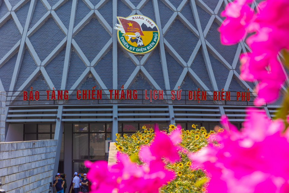 Bảo tàng chiến thắng Điện Biên Phủ được xây dựng năm 2012 và khánh thành vào năm 2014 nhân dịp kỷ niệm 60 năm chiến thắng Điện Biên Phủ. Đây là công trình có kiến trúc hiện đại, hình dáng bên ngoài được thiết kế là hình chiếc mũ nan phủ lưới ngụy trang cùng với hệ thống nan bê tông, cốt thép tạo hình quả trám tượng trưng cho chiếc áo trấn thủ của các chiến sỹ Điện Biên năm xưa. (Ảnh: Minh Sơn/Vietnam+)