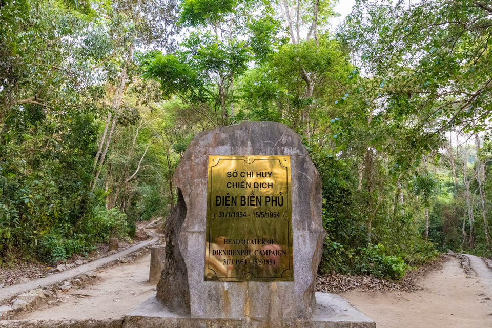 Về thăm Điện Biên những ngày này, quả là thiếu sót lớn nếu không một lần đặt chân tới Khu di tích lịch sử Mường Phăng – nơi đặt Sở chỉ huy Chiến dịch Điện Biên Phủ của quân đội ta trong 105 ngày đêm, từ 31/1 - 15/5/1954. (Ảnh: Minh Sơn/Vietnam+)