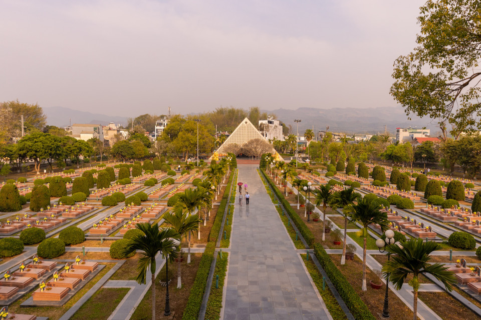 Đây là nơi yên nghỉ của 644 chiến sỹ đã anh dũng chiến đấu, hi sinh trong Chiến dịch lịch sử Điện Biên Phủ năm 1954. Sau 2 lần quy hoạch, đầu tư sửa chữa, nâng cấp, mở rộng (vào các năm 1994, 2013) Nghĩa trang Liệt sỹ quốc gia A1 trở thành công trình văn hóa lịch sử, hội tụ tính trang nghiêm, bền vững, thẩm mỹ, có kiến trúc và quy mô hợp lý, phù hợp với tầm vóc của Chiến thắng Điện Biên Phủ năm 1954. (Ảnh: Minh Sơn/Vietnam+)