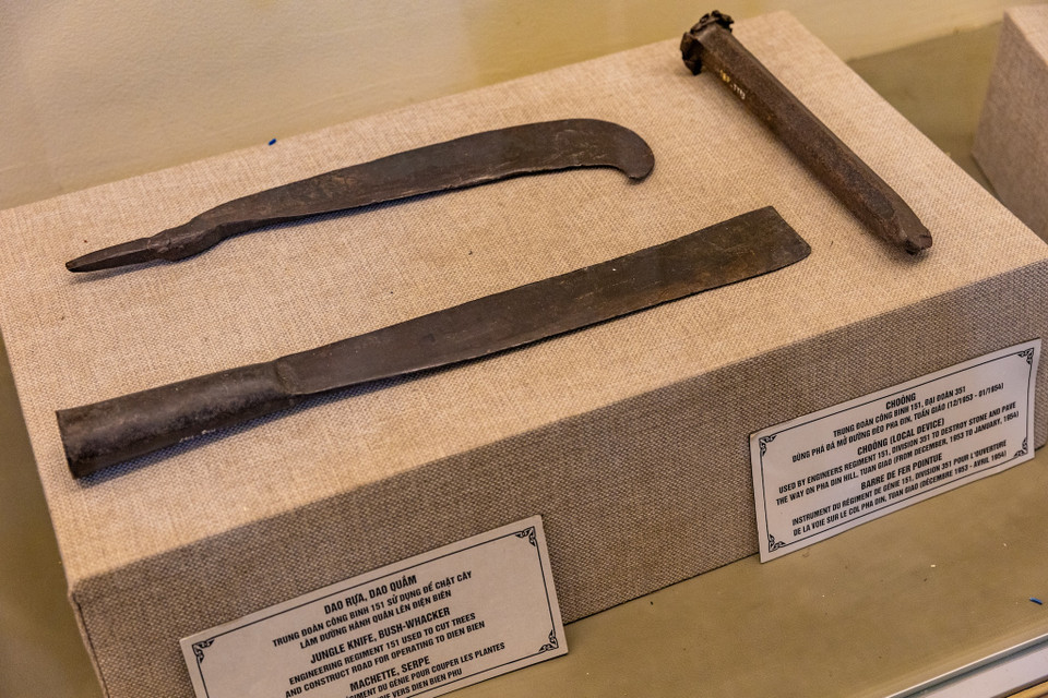 Trong chiến đấu, bộ đội ta đã sử dụng xẻng, cuốc đào hàng trăm km hào giao thông để cơ động lực lượng, xây dựng hàng nghìn ụ súng và hầm trú ẩn để hạn chế sức mạnh hỏa lực không quân và pháo binh địch. (Ảnh: Minh Sơn/Vietnam+)