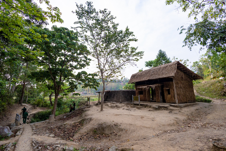 70 năm trôi qua, song tất cả công trình tại Sở Chỉ huy Chiến dịch Điện Biên Phủ đều được giữ gìn vẹn nguyên, từ đường hầm, những lán ở và làm việc của Đại tướng Võ Nguyên Giáp và các thành viên Bộ Tổng tham mưu, hay đài quan sát, nhà hội trường có vách kết bằng phên nứa bện thêm cỏ tranh, bếp Hoàng Cầm... (Ảnh: Minh Sơn/Vietnam+)