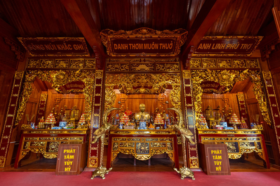 Người dân và du khách dâng hương tưởng nhớ Đại tướng Võ Nguyên Giáp - vị tướng của nhân dân. (Ảnh: Minh Sơn/Vietnam+)